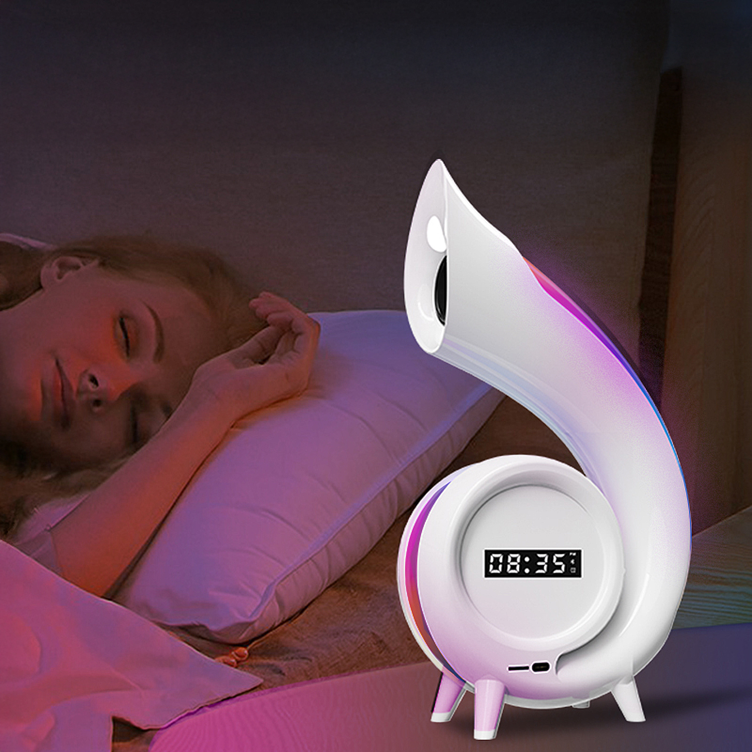 Una donna dorme vicino a una sveglia bianca a forma di corno. L'orologio segna le 08:35. Luci rosa e viola illuminano la scena.