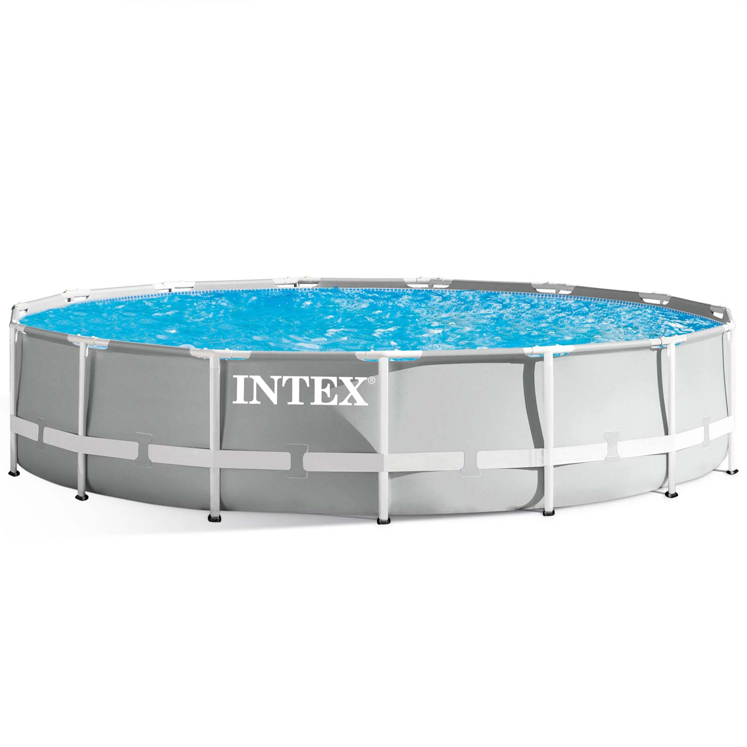 Okrągły basen naziemny wypełniony niebieską wodą. Ma szare zewnętrzne ściany z białymi wspornikami. Widoczna jest nazwa marki INTEX.