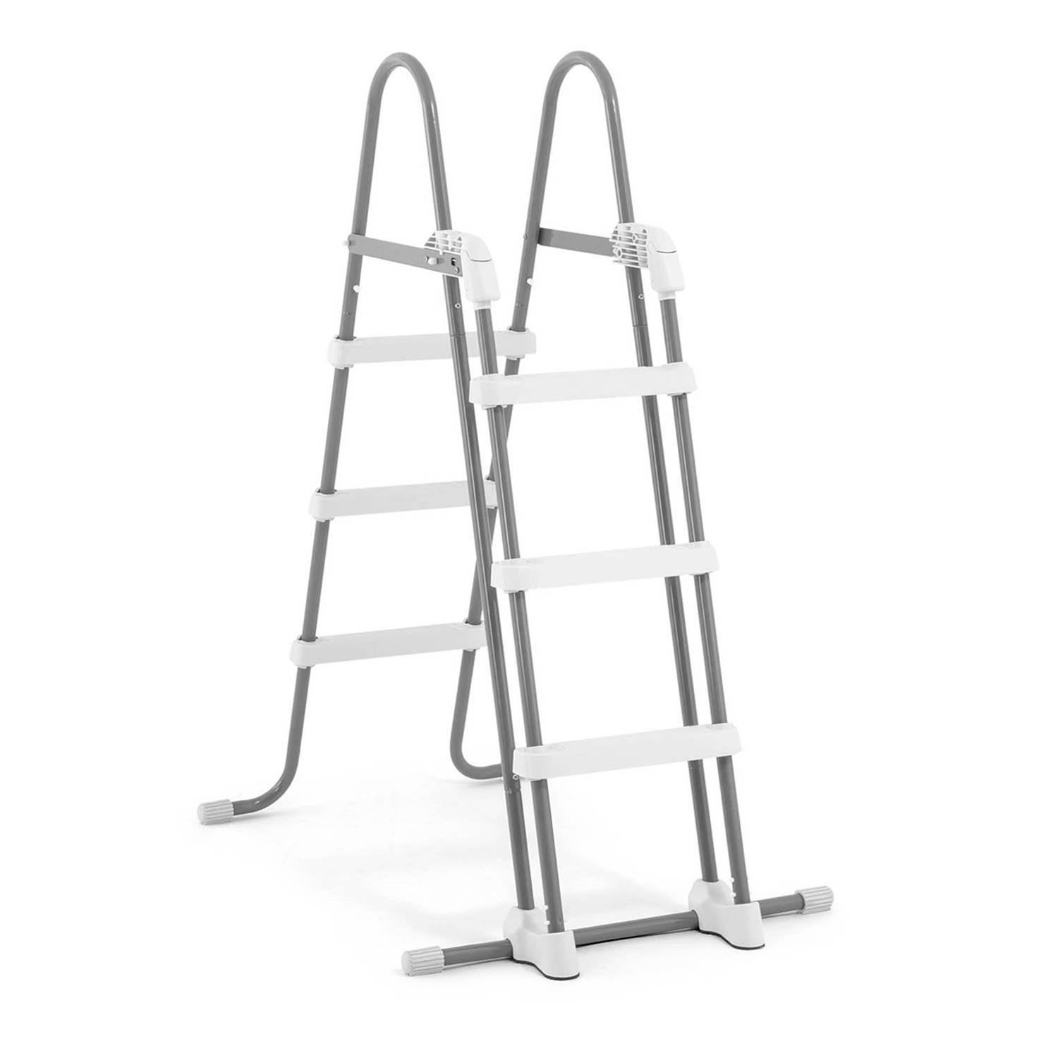 Szara i biała drabina basenowa stoi na białym tle. Ma stopnie i poręcze ułatwiające dostęp do basenu.