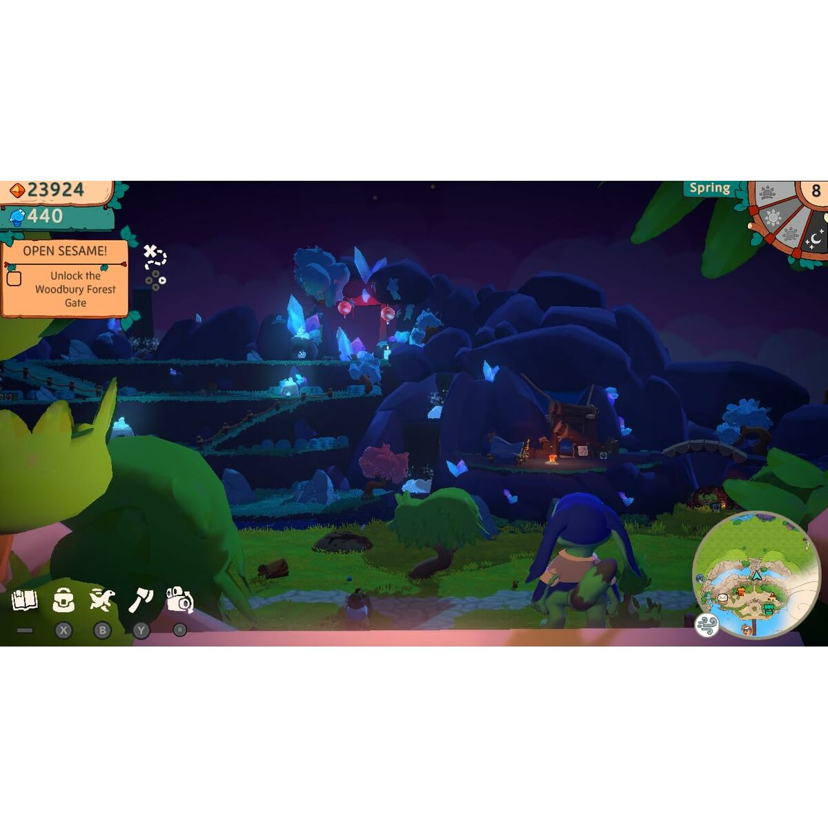 Scena z gry z postacią odwróconą od gracza. Widoczne skały, drzewa i małe budynki. Niebo jest ciemnoniebieskie.