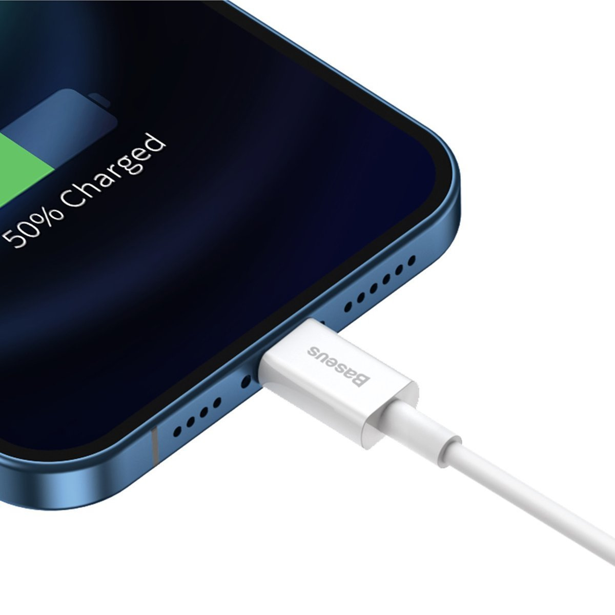 Un telefono si sta caricando con un cavo bianco. Lo schermo mostra il 50% di carica. Il cavo è collegato al telefono.