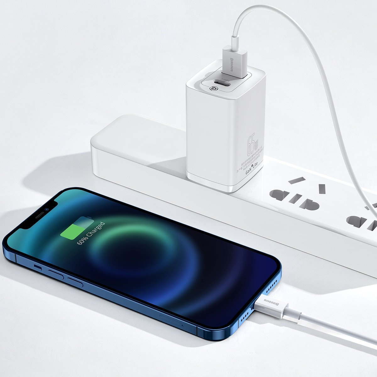 Uno smartphone blu si sta caricando con un caricatore bianco. Il telefono mostra il 60% di carica. Un adattatore di alimentazione bianco sullo sfondo.