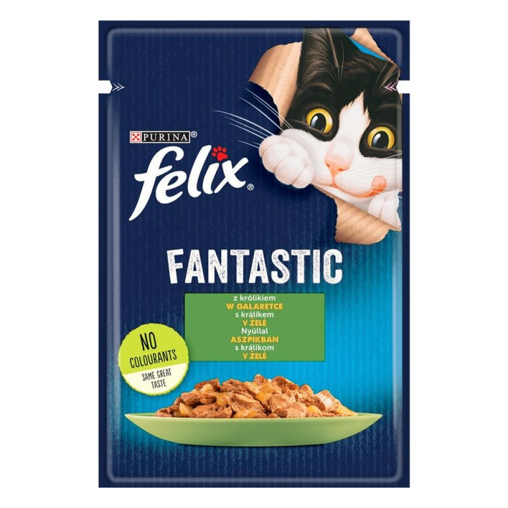 Kot wygląda z niebieskiego opakowania z napisem 'Felix Fantastic'. Zawiera tekst w wielu językach i zdjęcia karmy dla kotów.