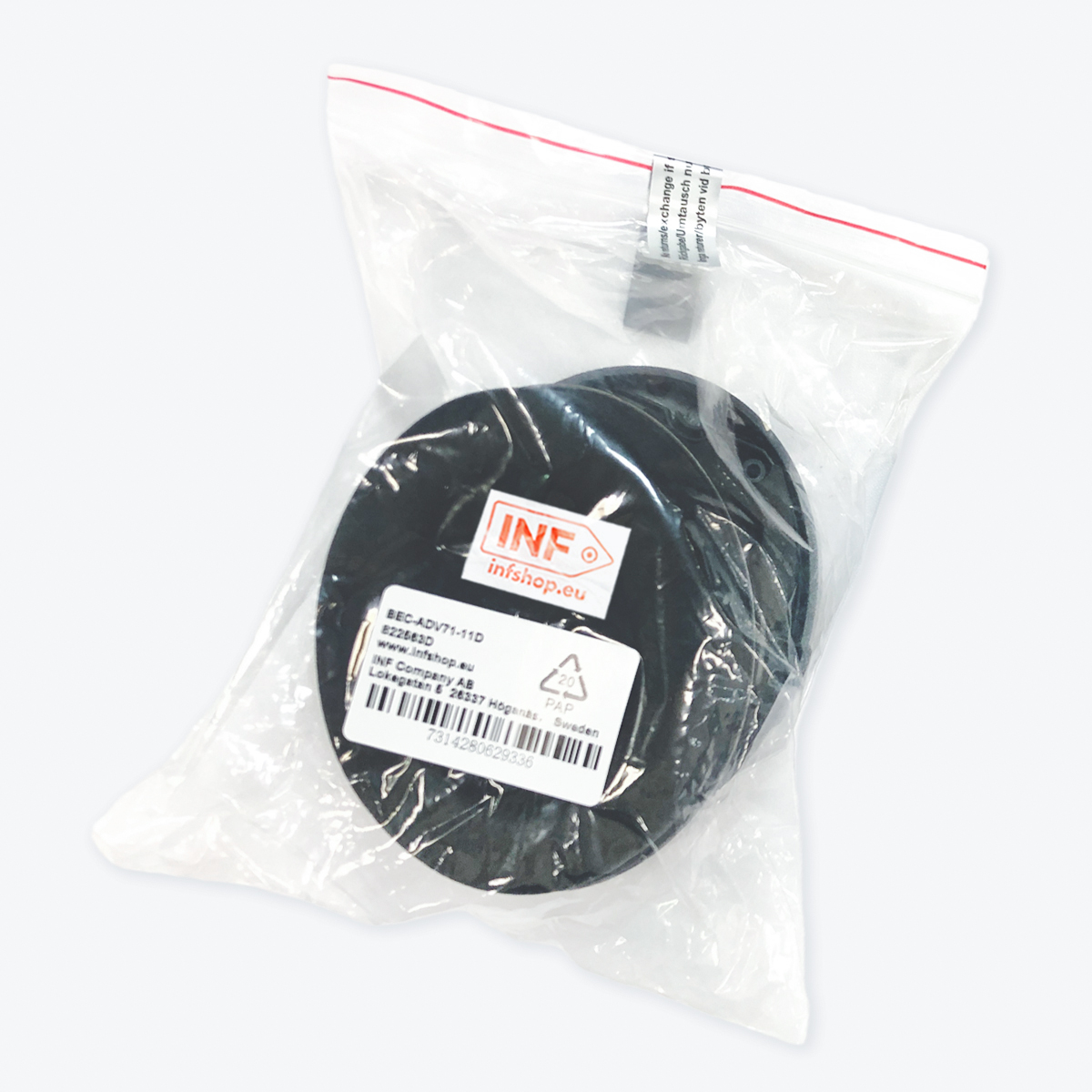 Czarny, okrągły przedmiot w przezroczystej plastikowej torbie. Torba ma czerwony pasek uszczelniający i etykietę.