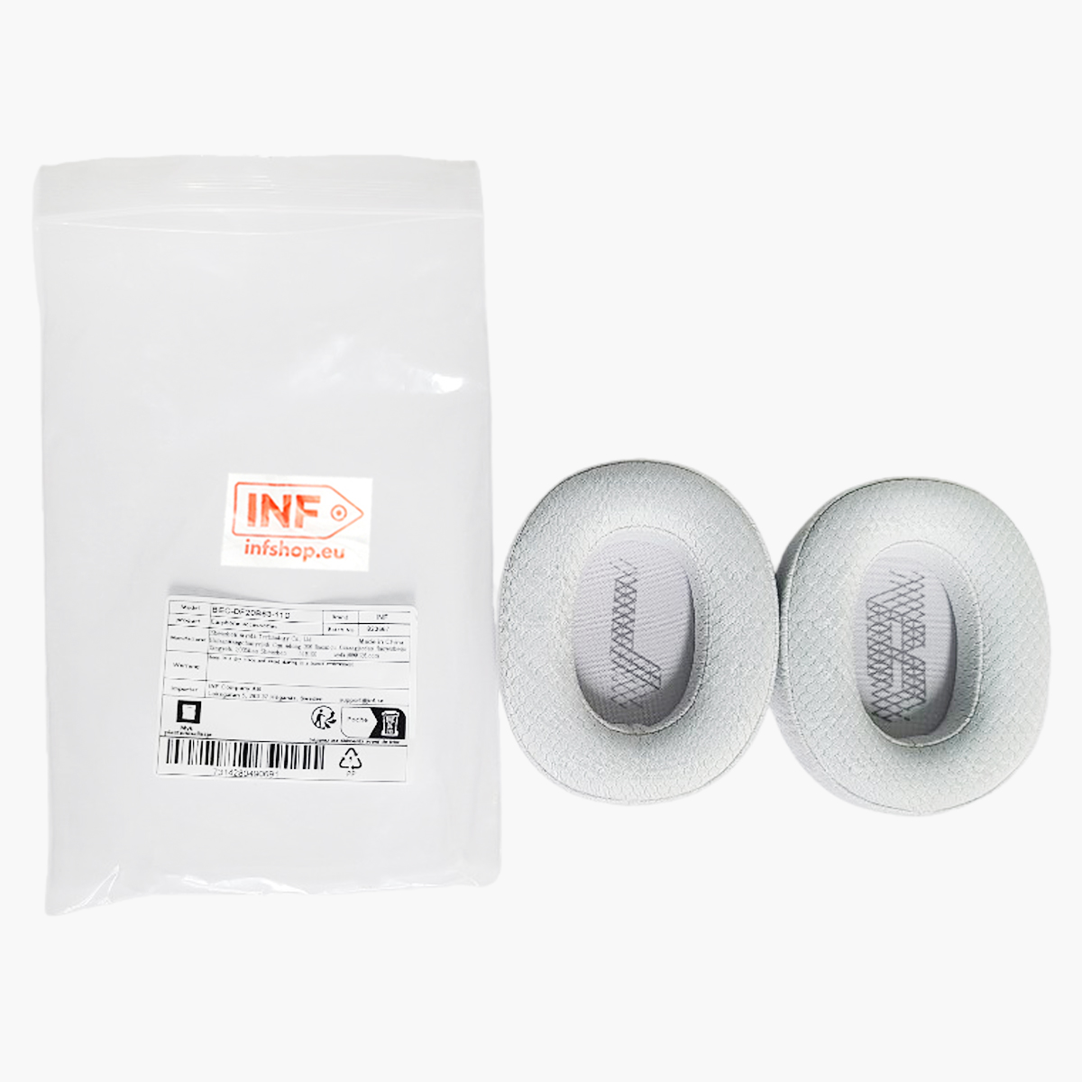 Twee grijze JBL oorkussens en een plastic zak met label en logo op een wit oppervlak.