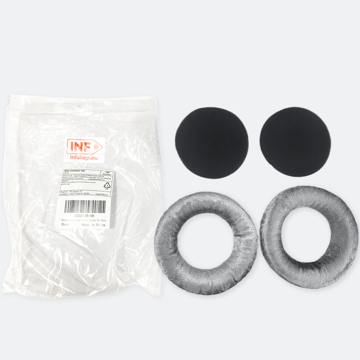 Zdjęcie przedstawia przezroczystą plastikową torbę, dwa czarne koła i dwie szare poduszki.