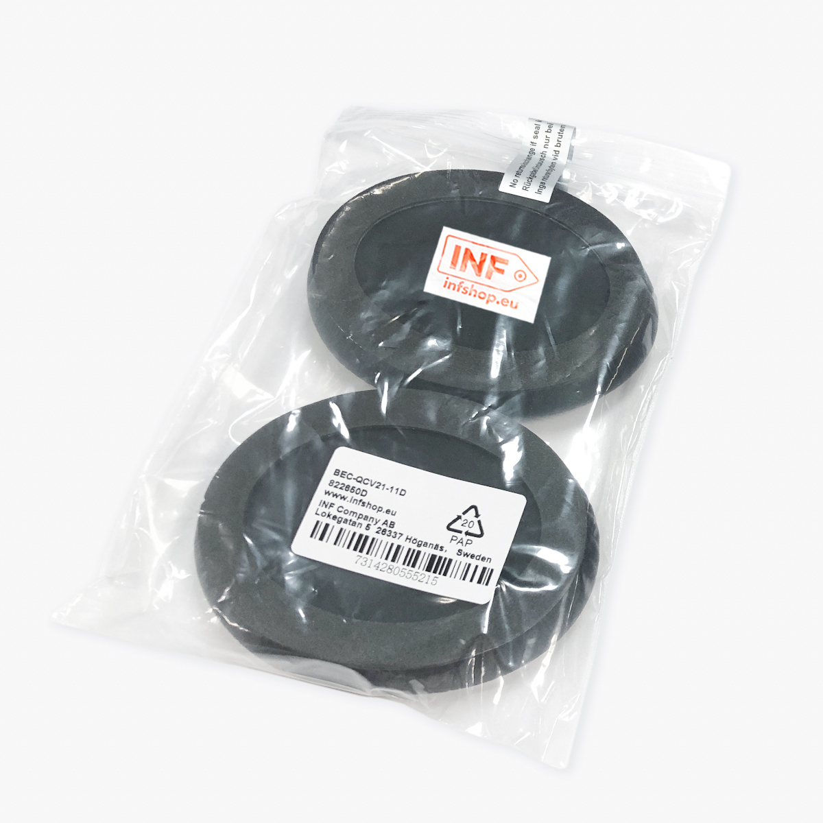 Dwie czarne, okrągłe podkładki piankowe w przezroczystej plastikowej torbie z etykietami. Torba jest zapieczętowana. Białe tło.