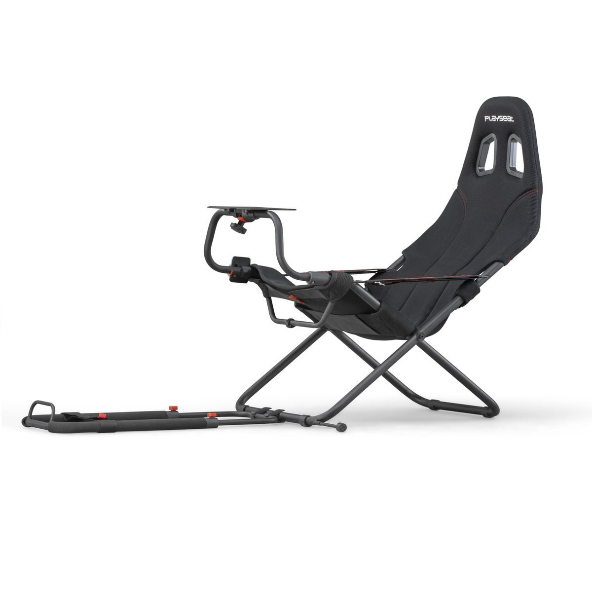 Een zwarte Playseat gaming stoel. Het heeft een hoge rugleuning, rode stiksels en een ondersteunend frame. Er is een platform voor het stuur.