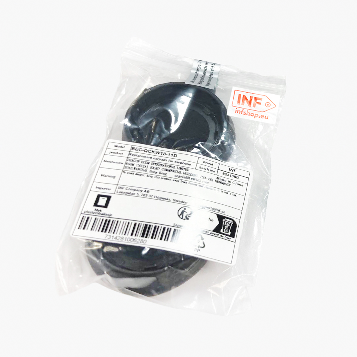 Schwarze Ersatz-Ohrpolster in einer transparenten Plastiktüte mit einem Etikett, das Produktdetails zeigt.