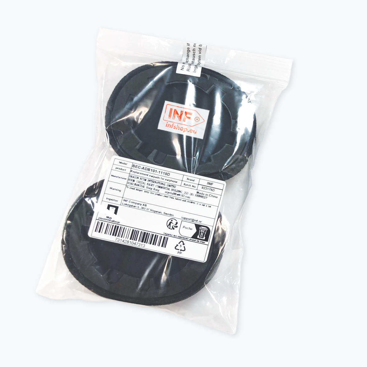 Twee zwarte, cirkelvormige oorkussens in een doorzichtige plastic zak met productinformatie en het infshop.eu logo.