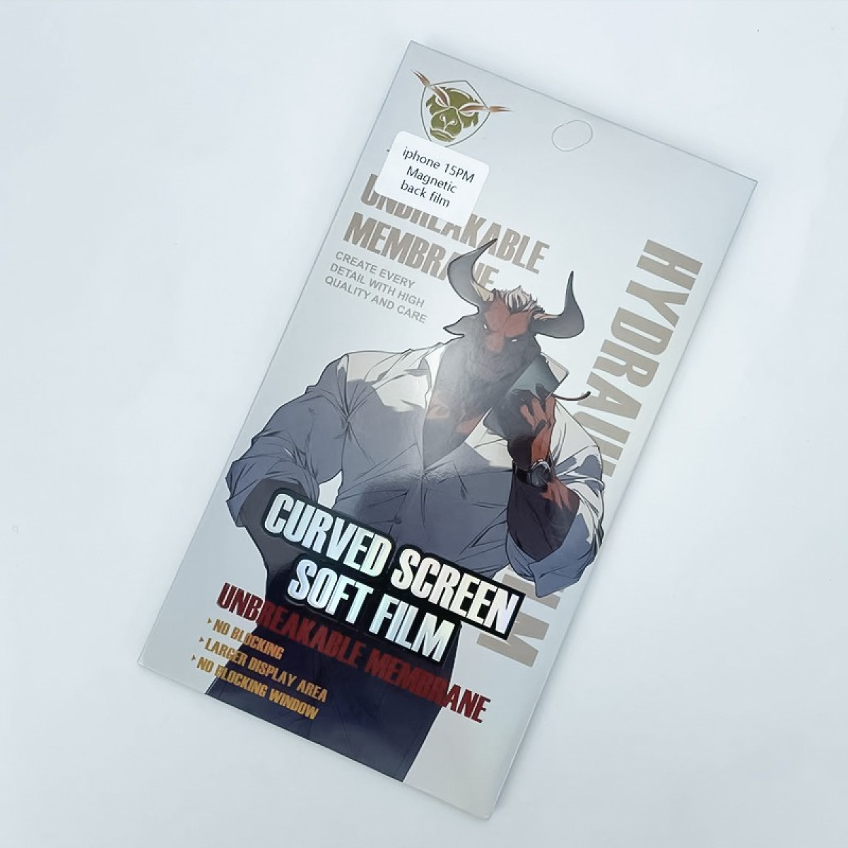 Confezione di protezione schermo per telefono con illustrazione di un personaggio simile a un toro. Testo: "Curved Screen Soft Film" e "Unbreakable Membrane".