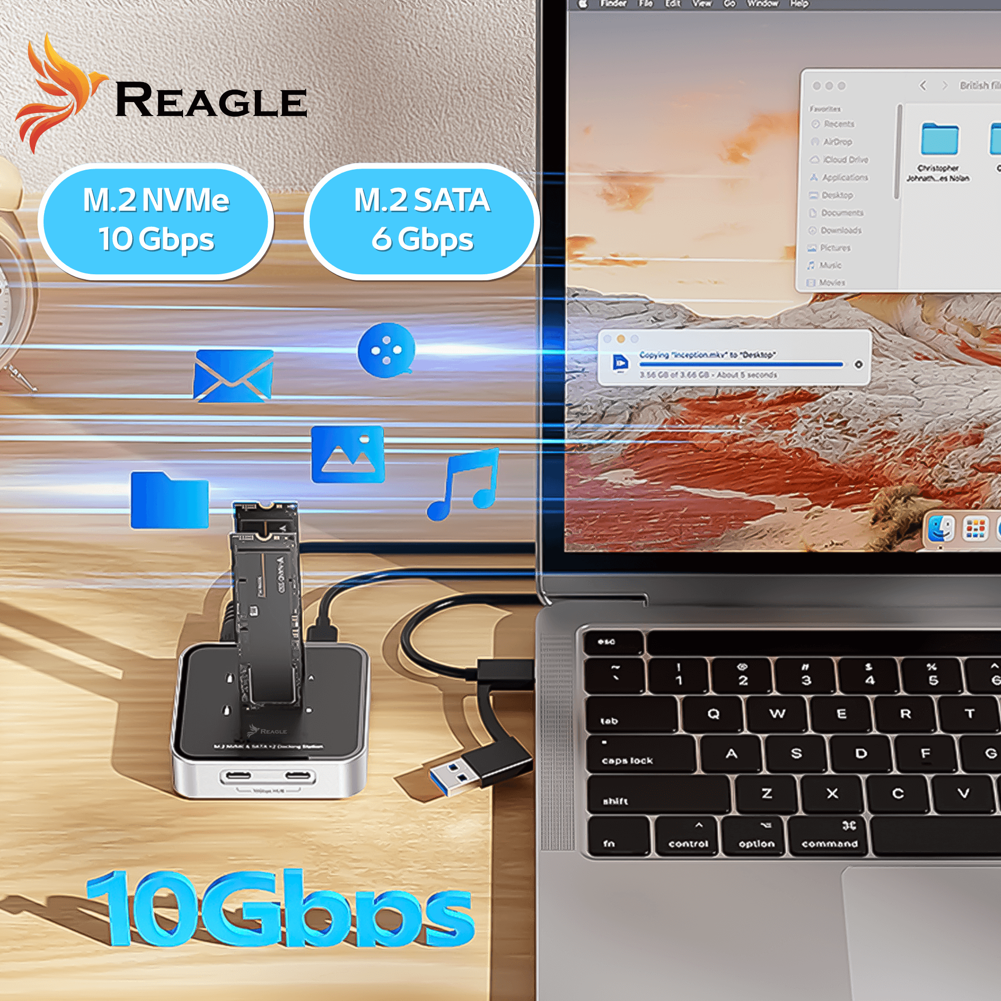 Zdjęcie przedstawia stację dokującą M.2 NVMe podłączoną do laptopa. Ekran pokazuje postęp przesyłania plików.