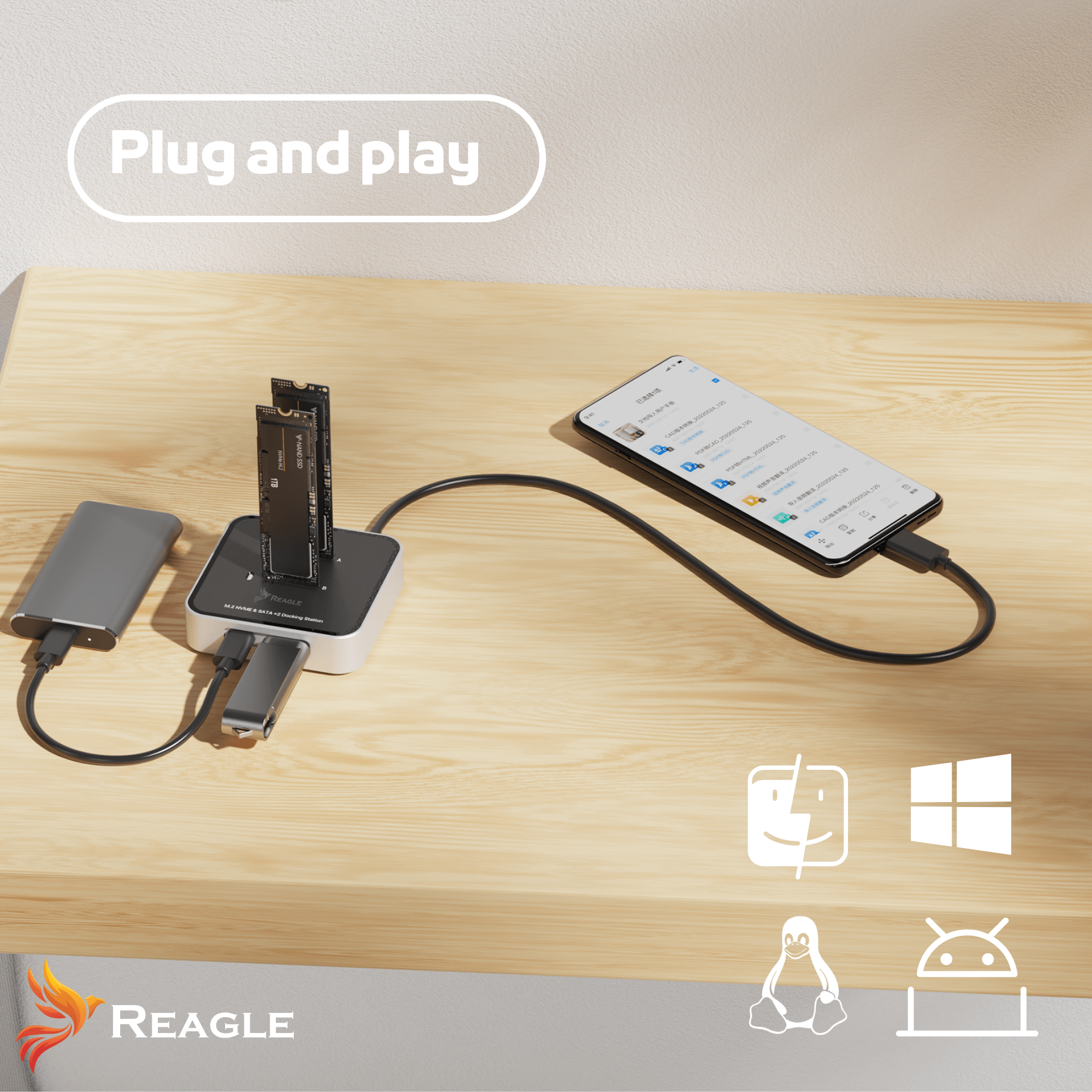 Stacja dokująca z dyskami SSD podłączonymi do telefonu. Widoczne kable, logo i tekst 'Plug and play'.