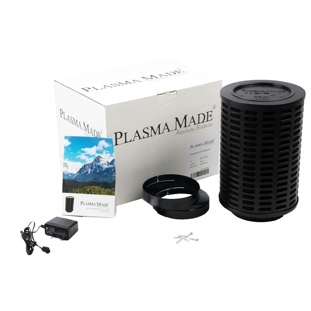 Una scatola, un filtro e accessori. La scatola dice PLASMA MADE. Un opuscolo mostra una scena di montagna. Il filtro è nero.