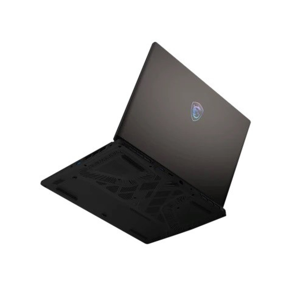 Un portátil MSI negro, ligeramente abierto, angulado hacia arriba. La parte inferior tiene un diseño estampado. La tapa muestra un logotipo. Fondo blanco.