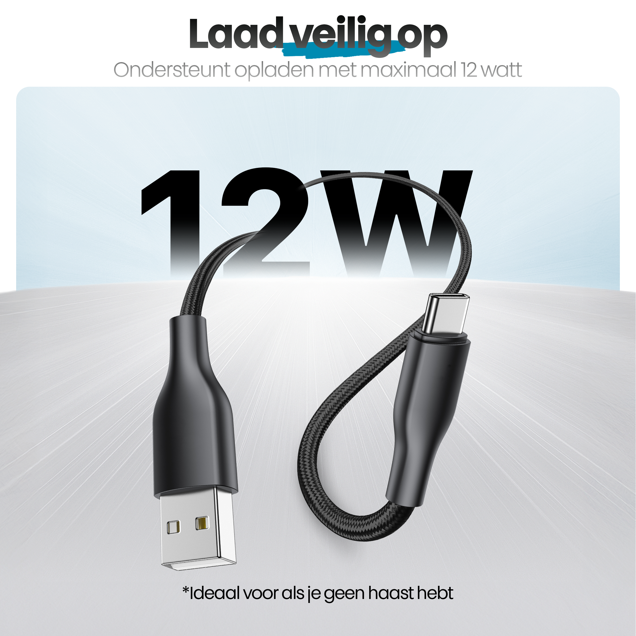 Een zwarte USB-C oplaadkabel. Tekst luidt '12W'. Achtergrond heeft een witte gradiënt.