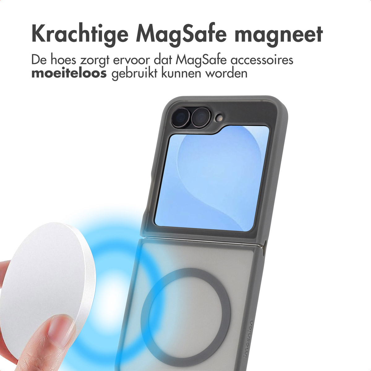 Een telefoonhoesje met een MagSafe-magneet wordt getoond met een witte cirkelvormige oplader. Het scherm van de telefoon is zichtbaar en de hoes is grijs.
