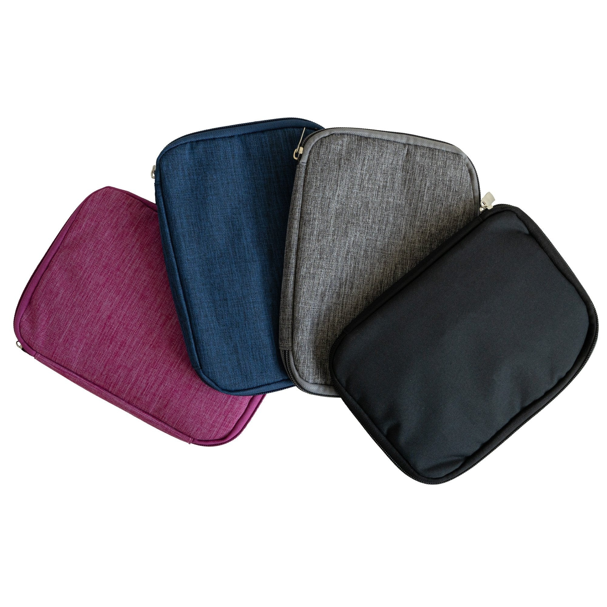Vier Reißverschlusstaschen in verschiedenen Farben: Lila, Blau, Grau und Schwarz, diagonal vor weißem Hintergrund angeordnet.