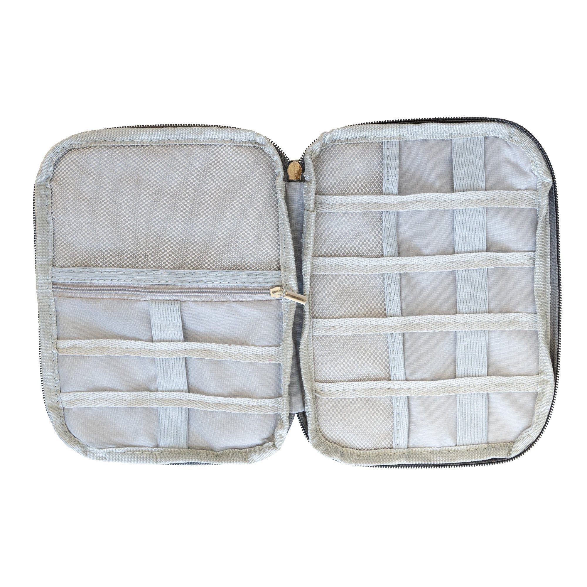 Offener grauer Reiseorganizer. Es hat Fächer, Netztaschen und elastische Bänder. Mit Reißverschluss, auf weißem Hintergrund.