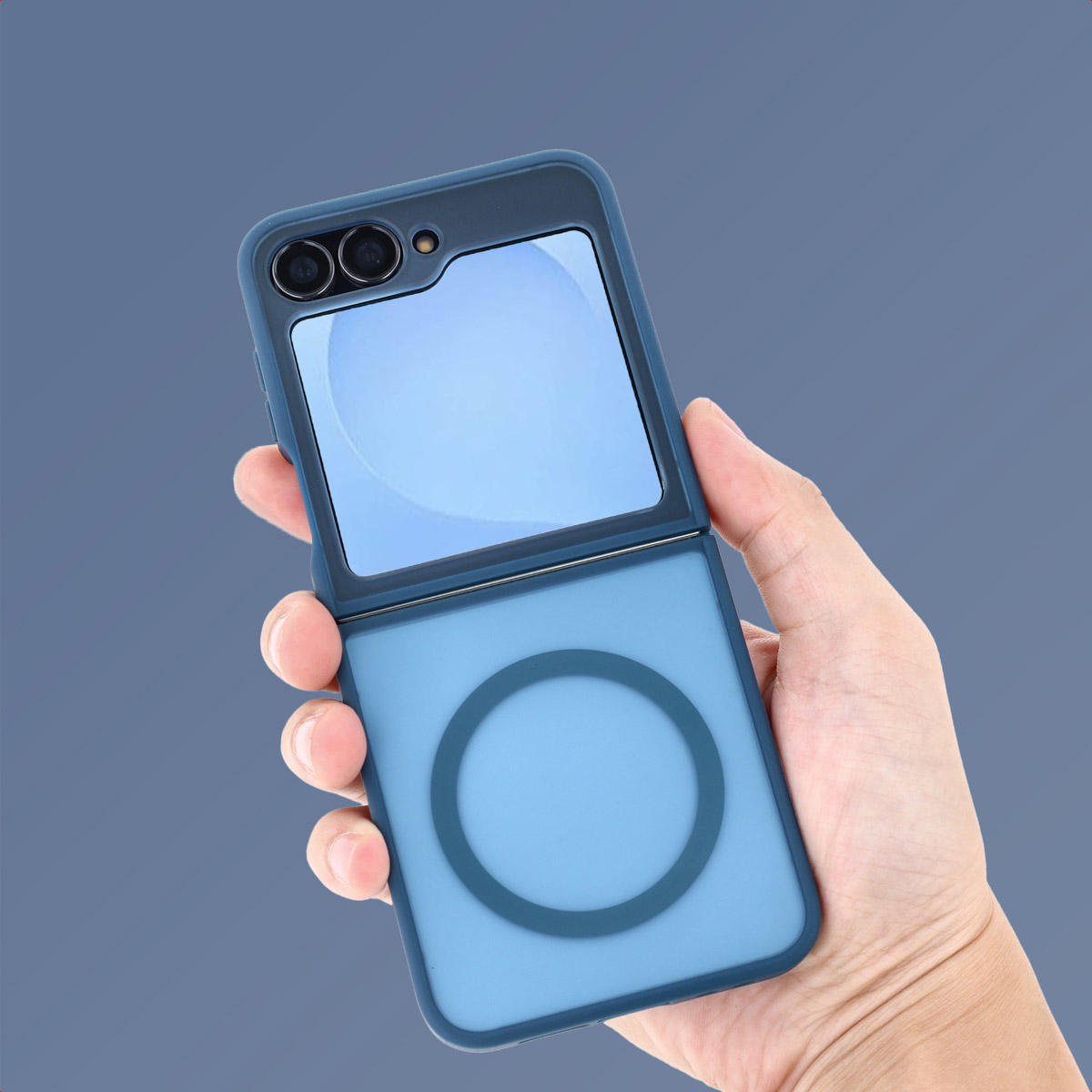 Une main tient un étui de téléphone bleu pliable, ouvert. L'écran du téléphone est visible. Le fond est un dégradé de bleu.