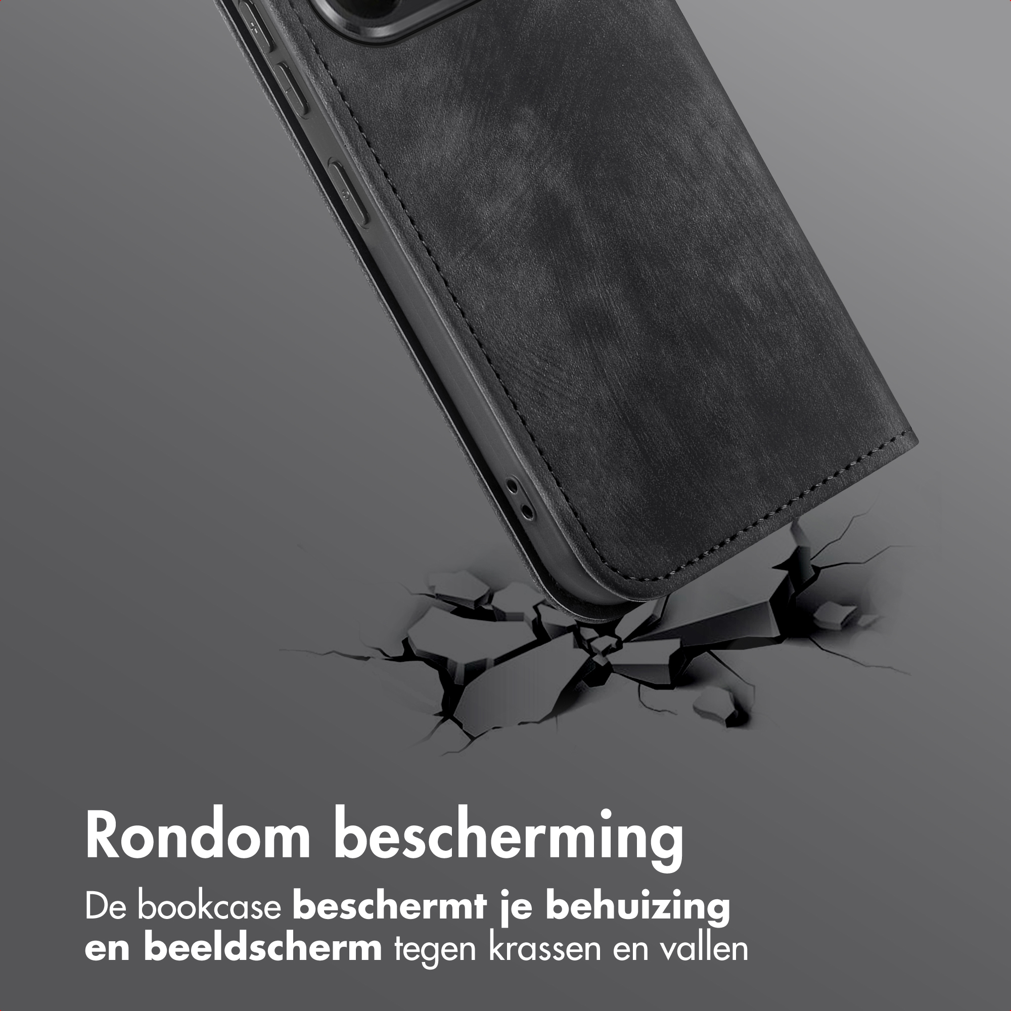 Coque de téléphone noire inclinée, surface fissurée en dessous. Texte: 'Rondom bescherming', protégeant le téléphone des rayures et chutes.