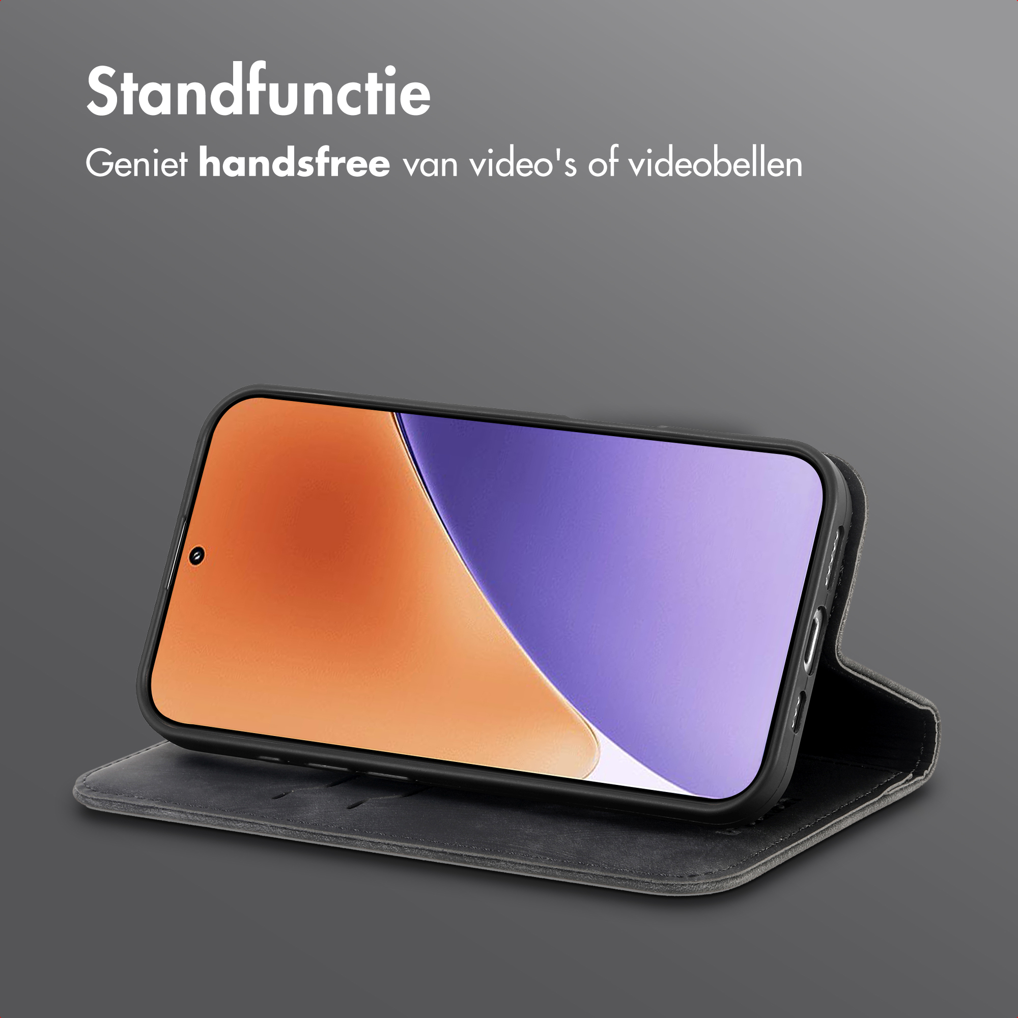 Un téléphone dans un étui noir est soutenu. L'écran affiche des dégradés orange et violets. L'étui est ouvert.