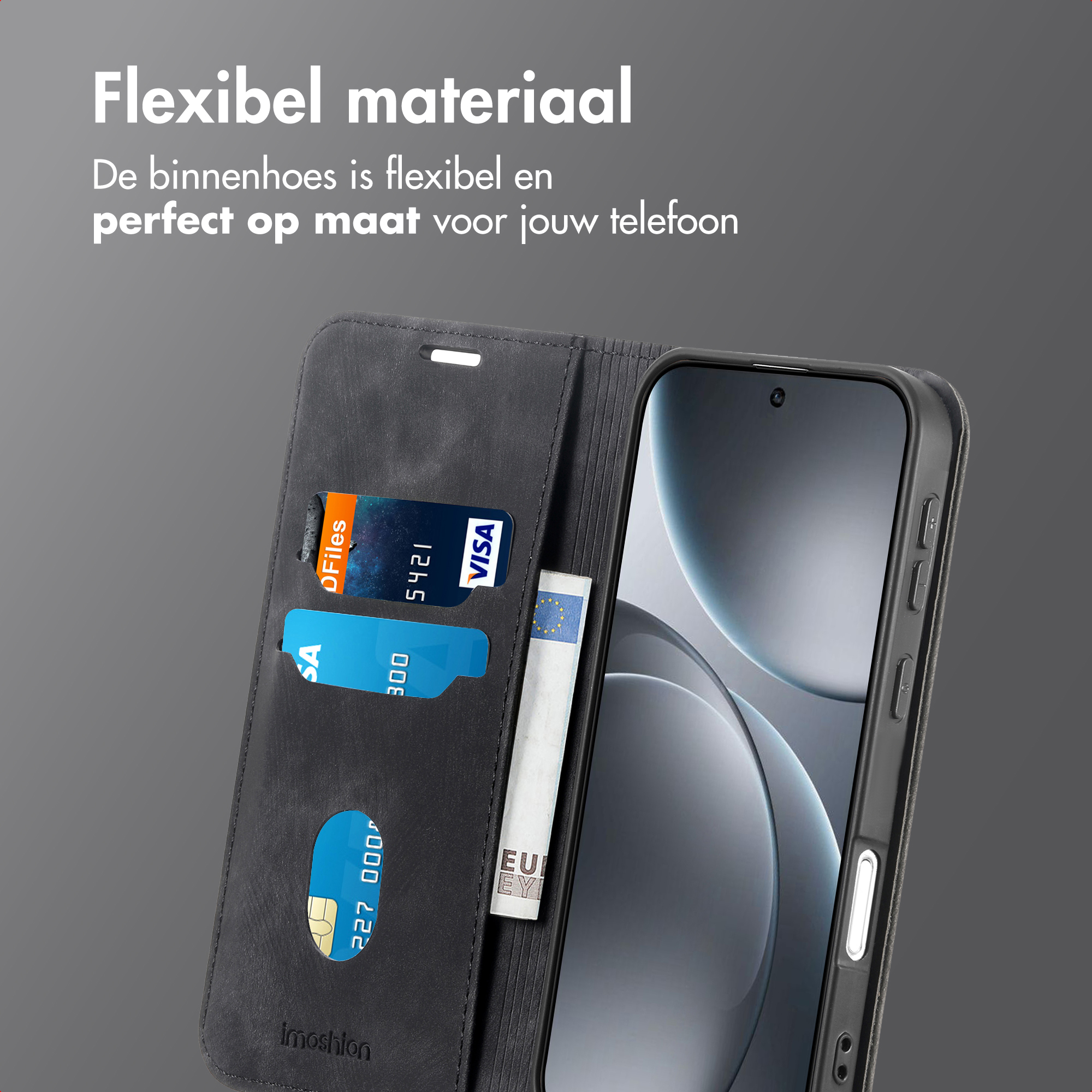 Una custodia per telefono con un telefono all'interno. Carte di credito e denaro nelle fessure. Sfondo grigio.