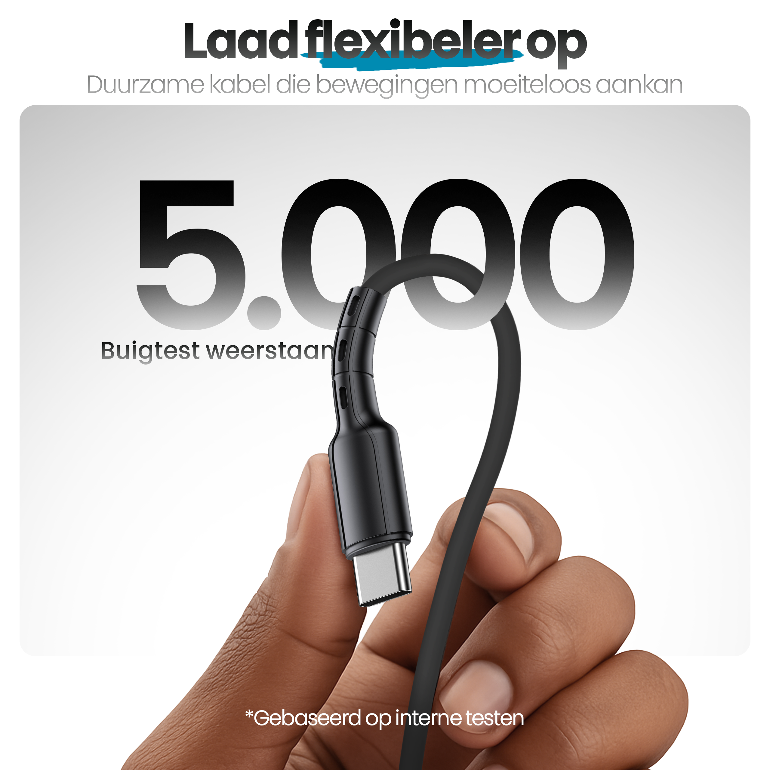 Een hand houdt een zwarte oplaadkabel vast tegen een witte achtergrond met tekst. De kabel is in een lus gebogen.