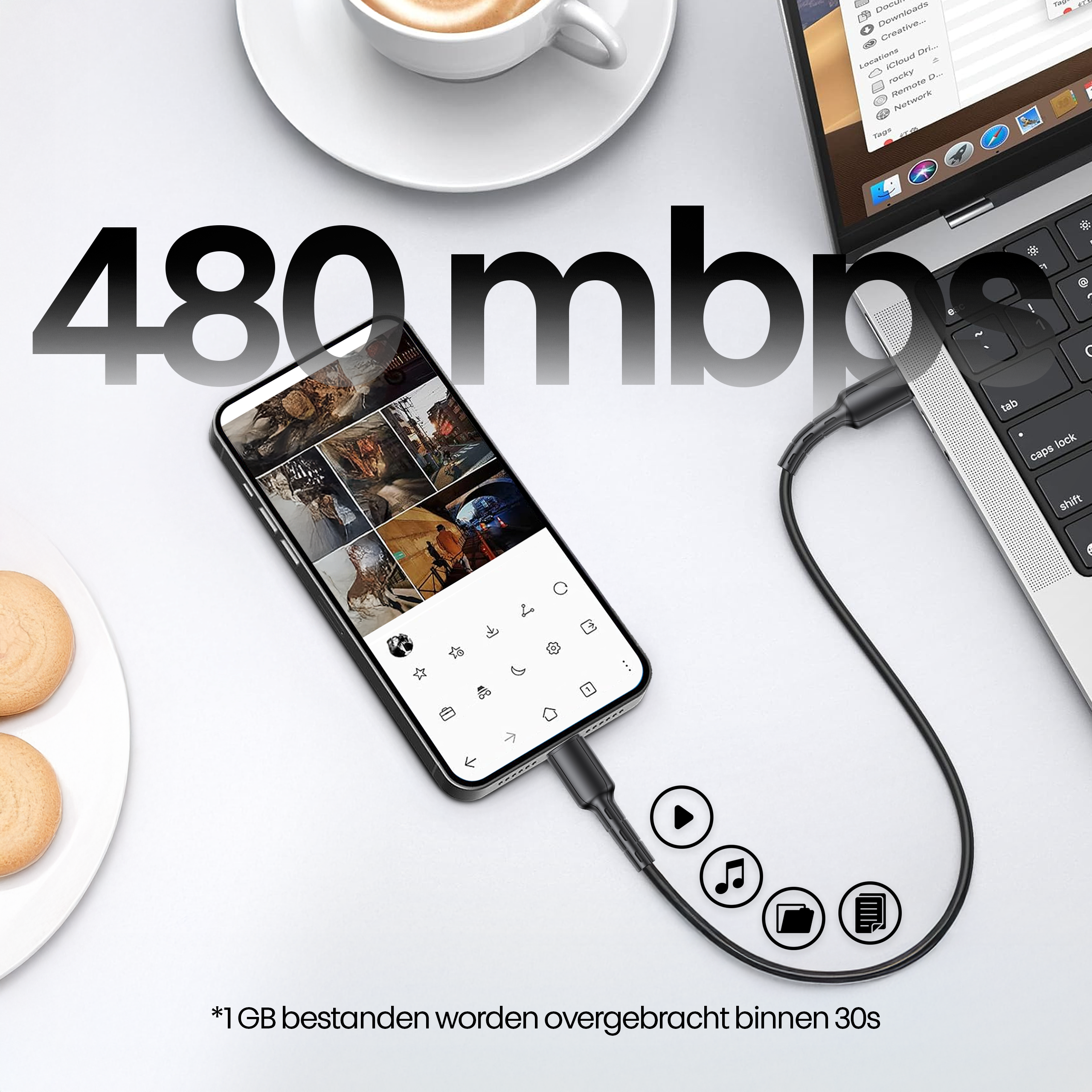 Telefoon aangesloten op laptop via kabel. Koffie, koekjes en 480 mbps tekst zijn ook zichtbaar.