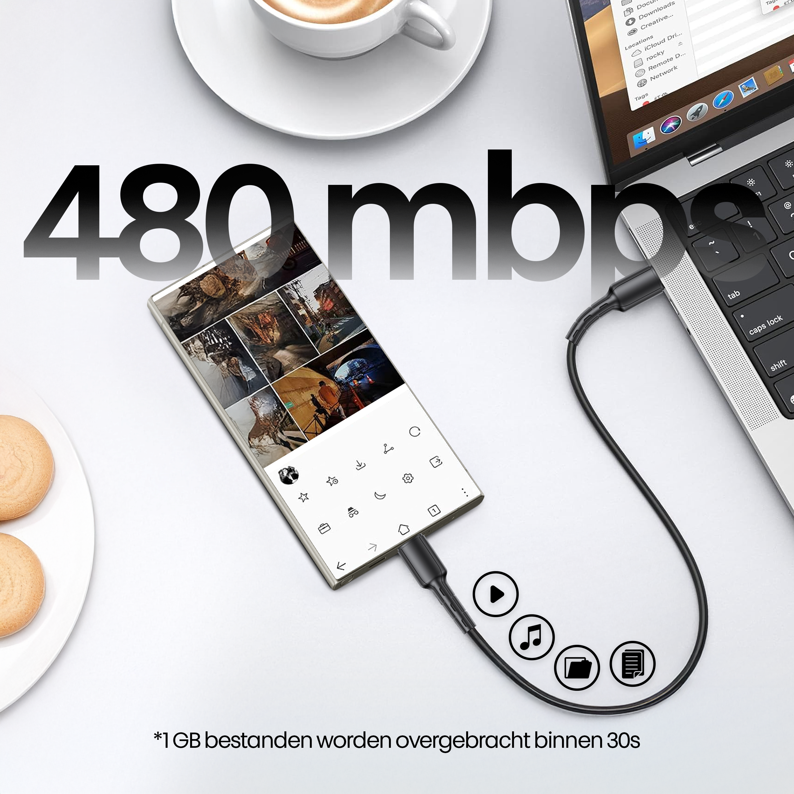 Telefoon aangesloten op een laptop via USB-kabel. Koffiekopje en koekjes op tafel. Tekstoverlays: 480 mbps en *1 GB...