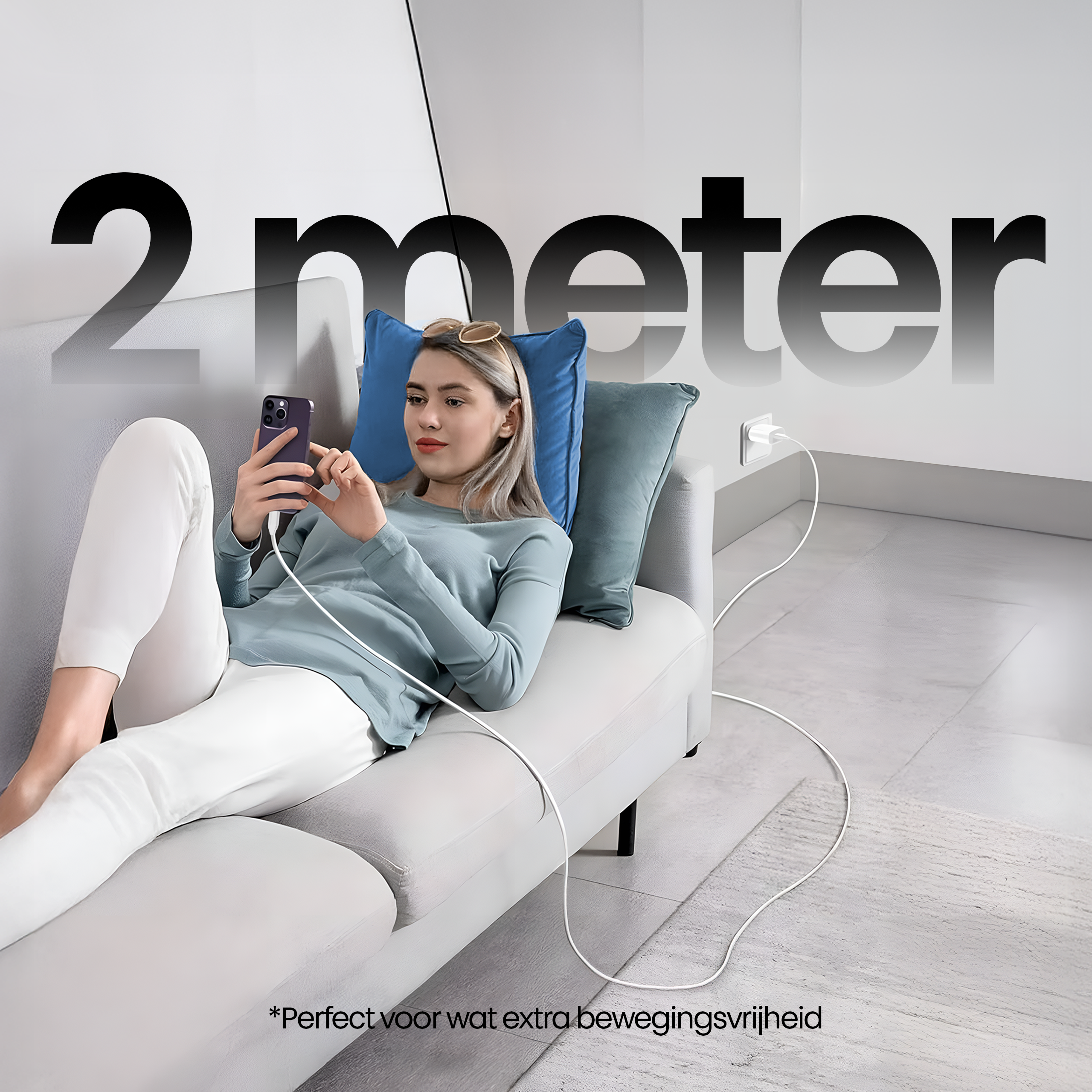 Vrouw op bank met telefoon en oplader. Tekst: '2 meter'.