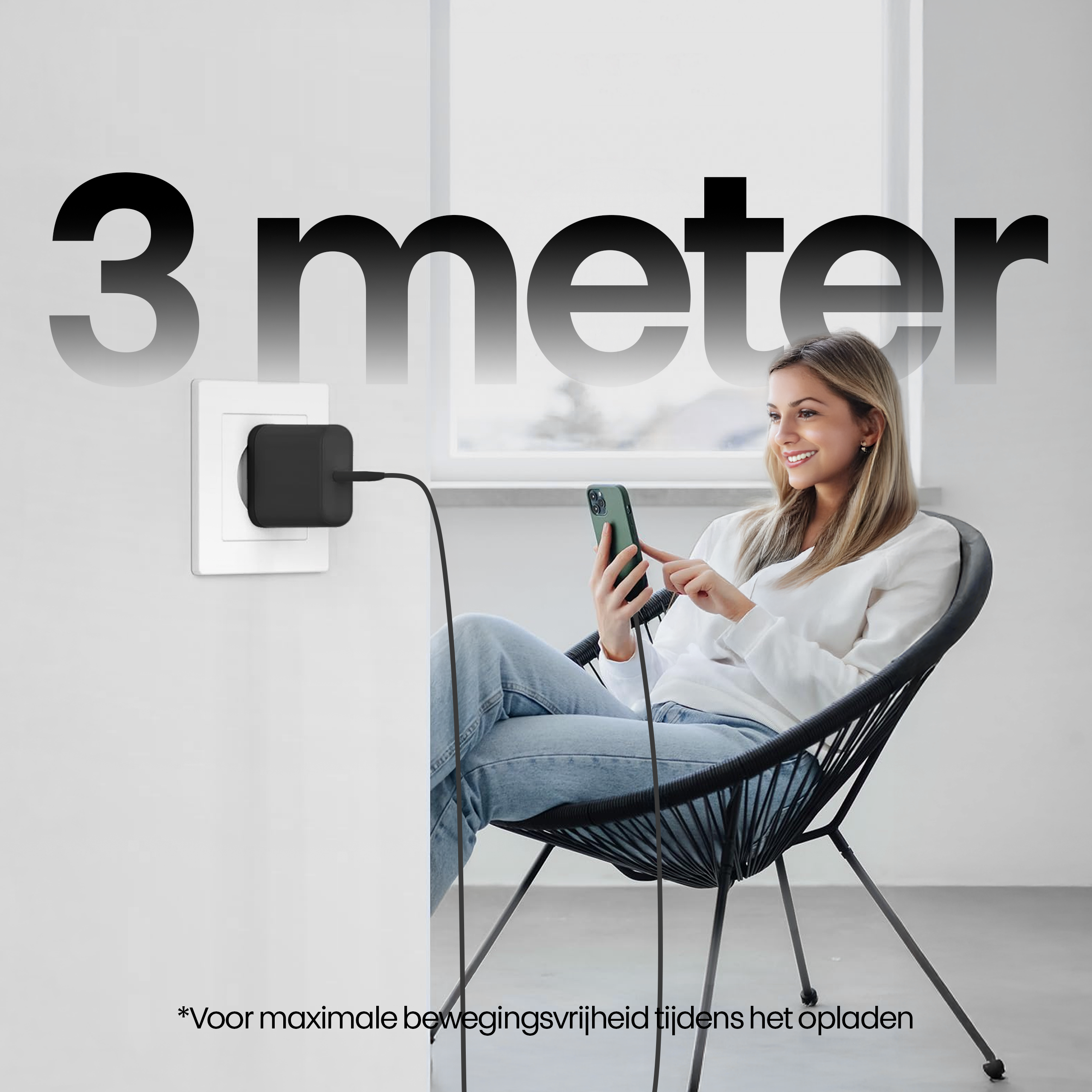 Vrouw met telefoon, oplaadkabel uit stopcontact. Tekst: '3 meter'. Witte muur, zwarte stoel.
