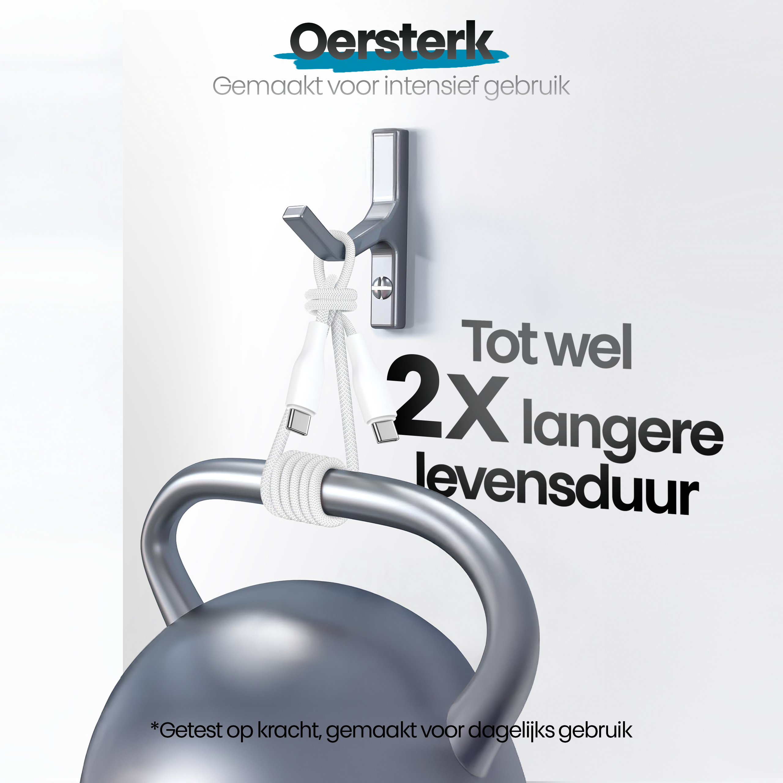 Een metalen haak houdt een kettlebell en twee witte kabels vast. De tekst zegt '2x langere levensduur'.