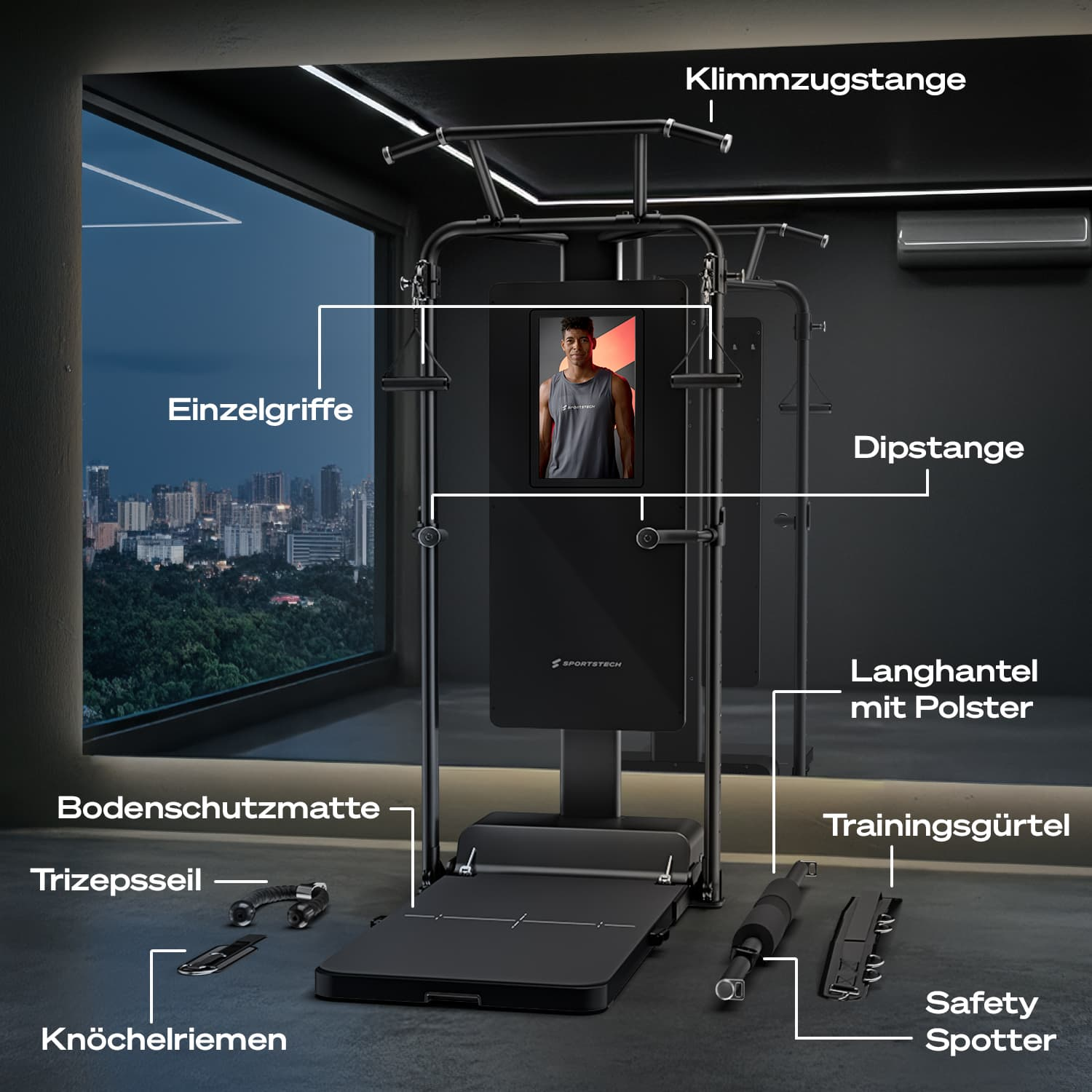 Ein schwarzes Heim-Fitnessstudio-Setup mit verschiedenen Aufsätzen. Ein Mann wird auf einem Bildschirm angezeigt. Eine Stadtlandschaft ist durch ein Fenster sichtbar.