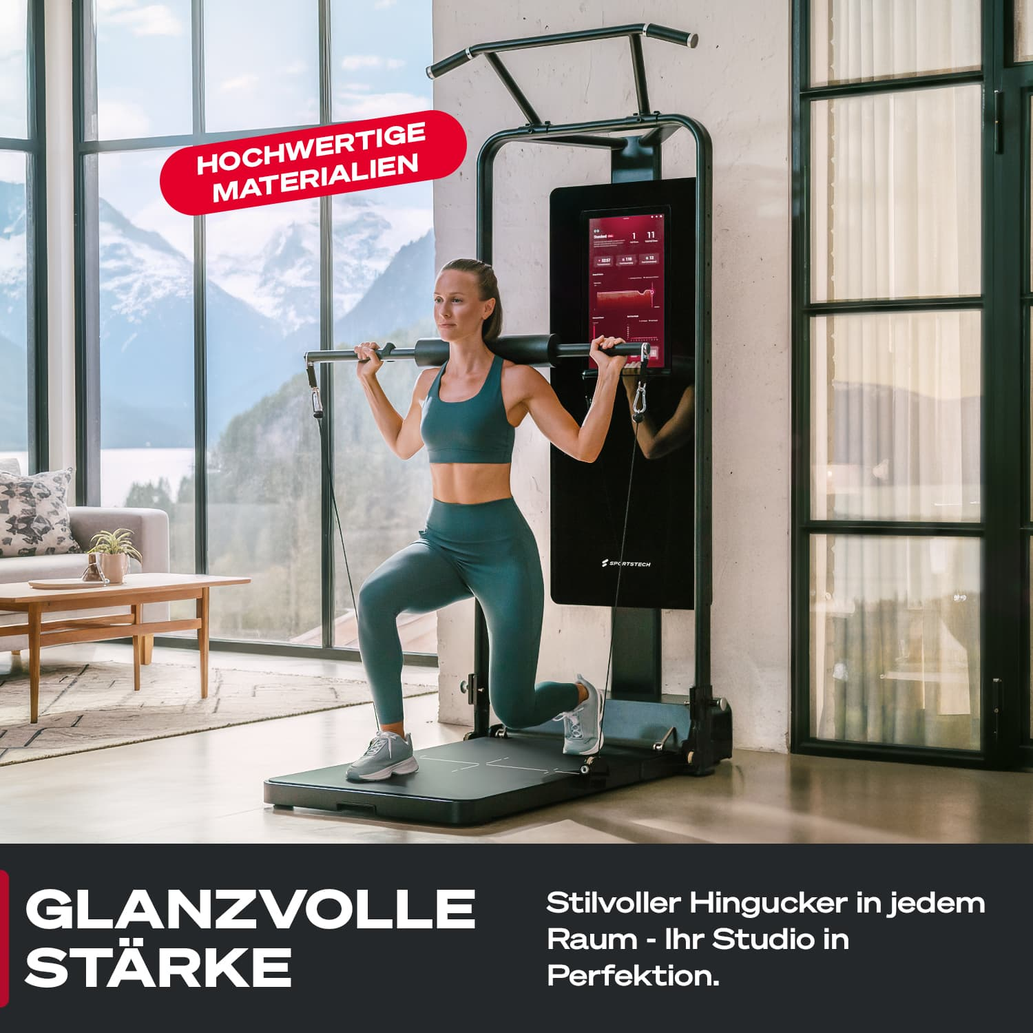 Eine Frau macht eine Ausfallschrittübung mit einem Fitnessgerät in einem modernen Zuhause. Im Hintergrund sind Berge und ein großes Fenster zu sehen.