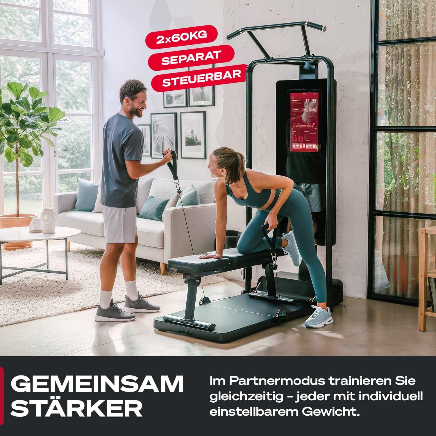 Zwei Personen trainieren zusammen mit einer Maschine in Innenräumen. Die Maschine hat einen Bildschirm und Gewichte. Der Text lautet 'GEMEINSAM STÄRKER'.