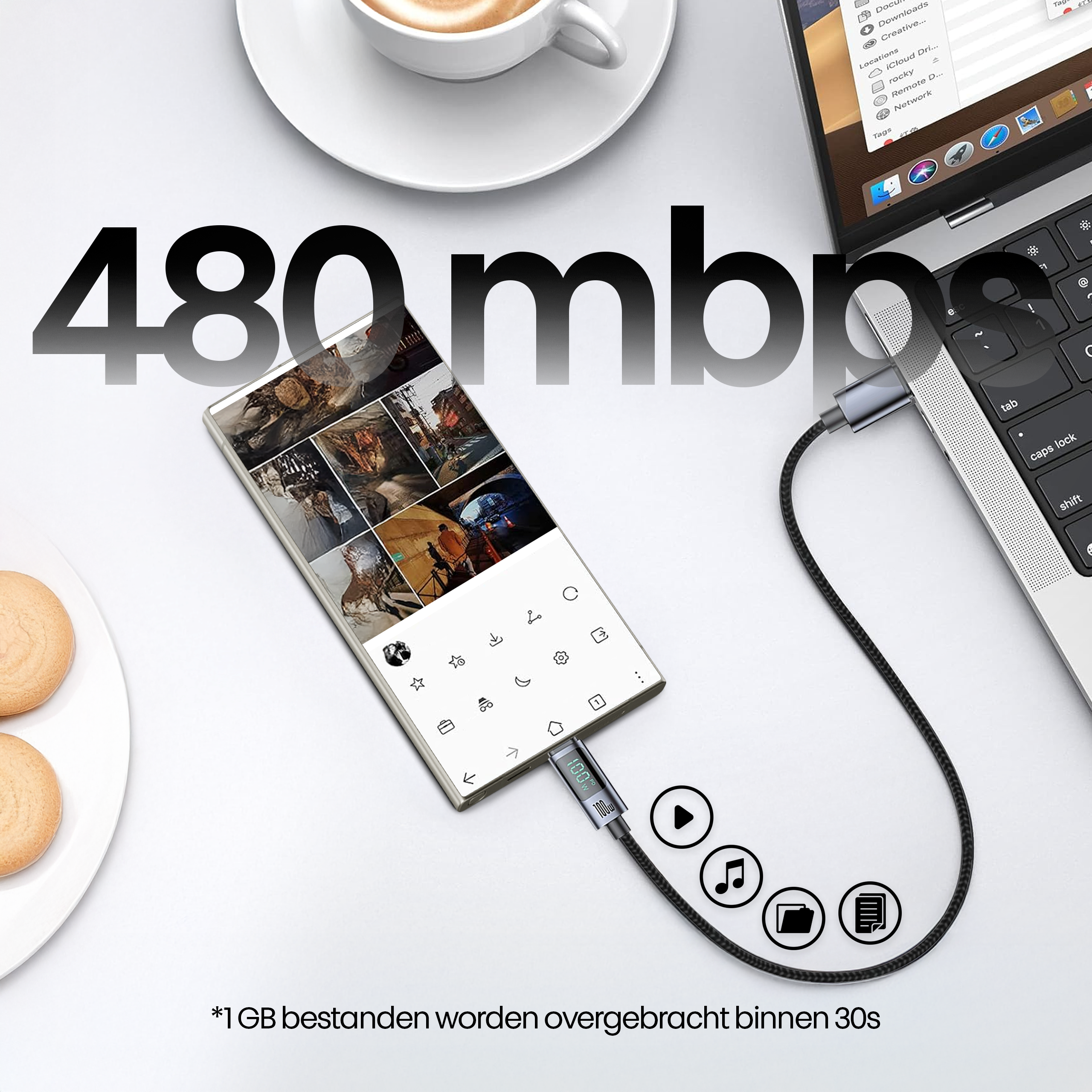 Telefoon via kabel verbonden met laptop. Cijfers '480 mbps' en pictogrammen zichtbaar. Koffiekopje en koekjes aan de zijkant.