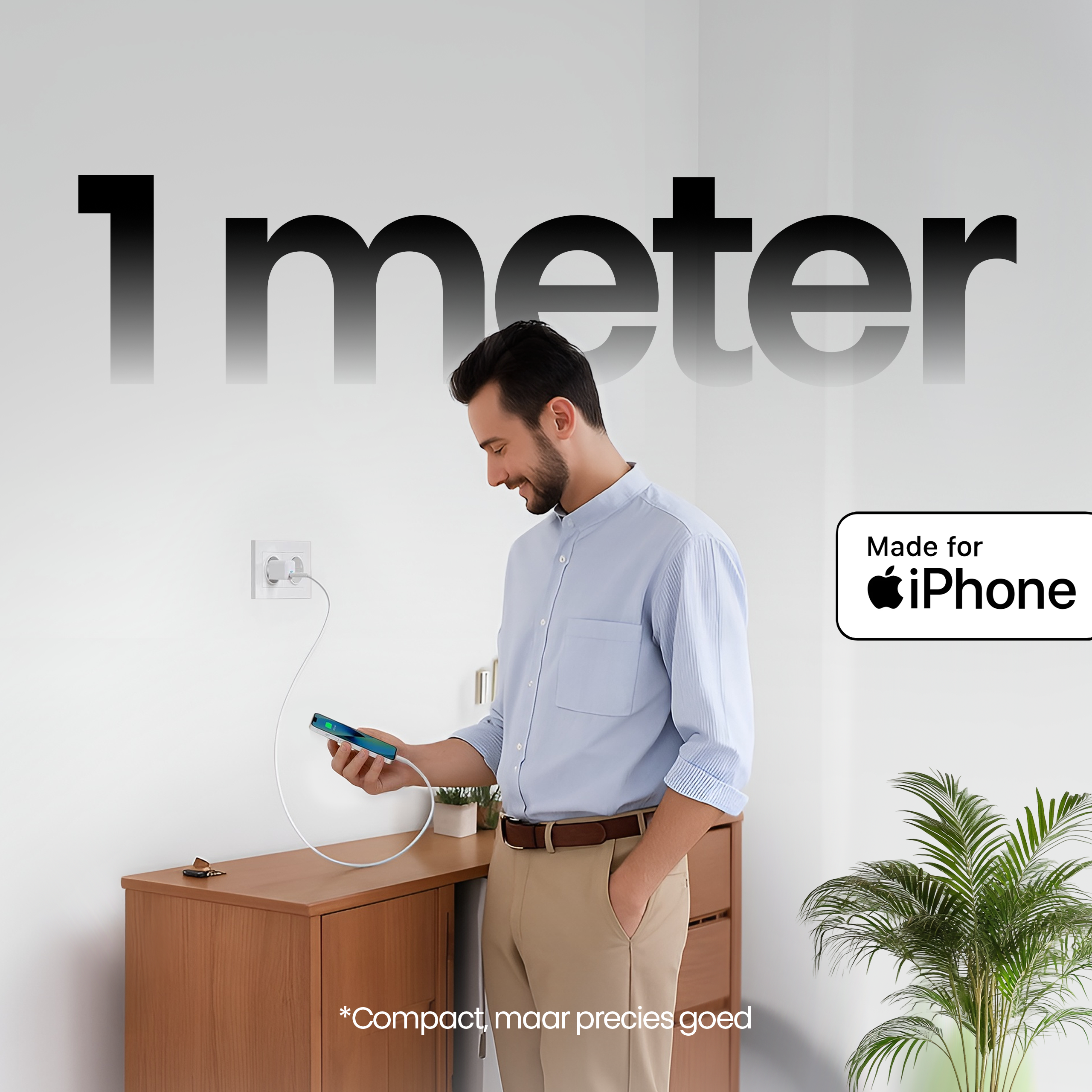 Man met telefoon, aangesloten op de muur, aan het opladen. Tekst luidt "1 meter" en "Made for iPhone".
