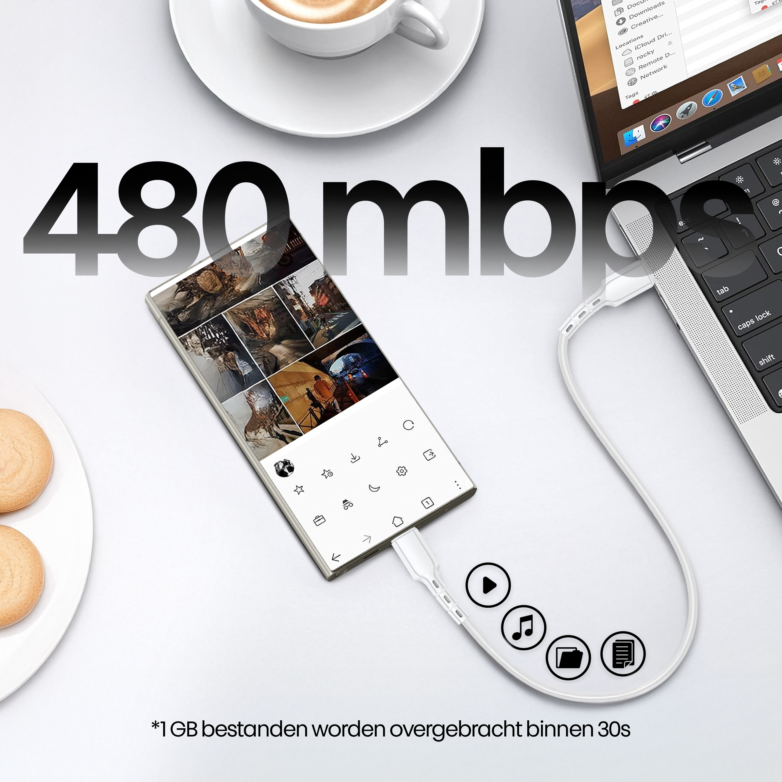 Een telefoon verbonden met een laptop met een witte kabel. Een kopje koffie en koekjes staan op een wit oppervlak. Tekst zegt 480 mbps.
