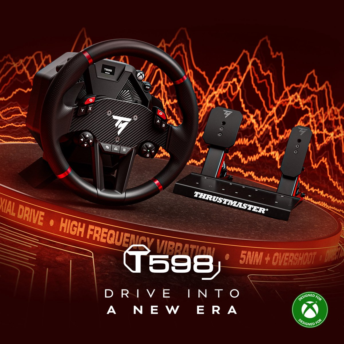 Un volant de course et un ensemble de pédales sur une plateforme. Comprend un volant noir avec des accents rouges et un ensemble de pédales, avec un fond rouge.