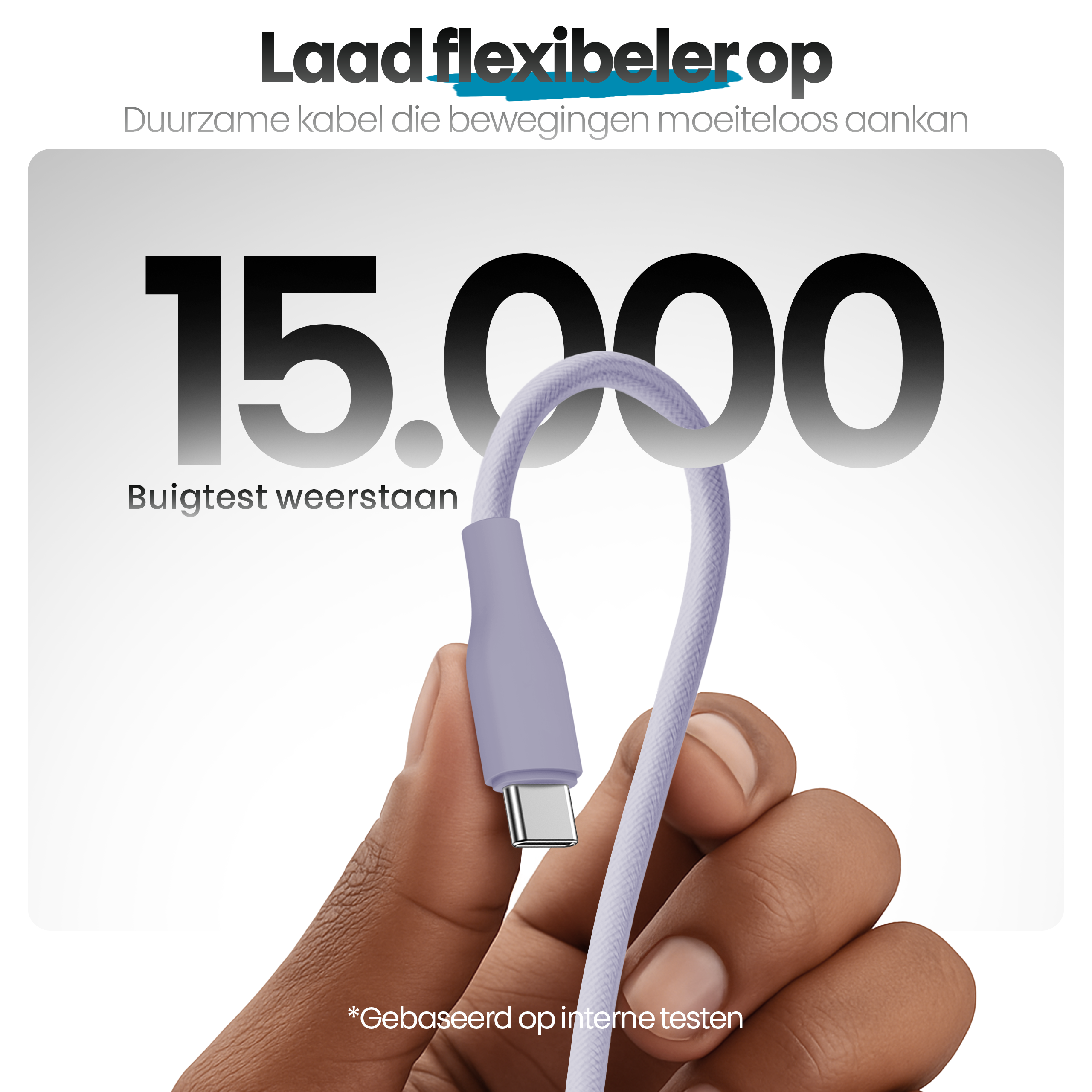 Een hand houdt een lavendelkleurige USB-C-kabel vast. Tekst: '15.000' en 'buigtest'. Achtergrond is wit met Nederlandse tekst.