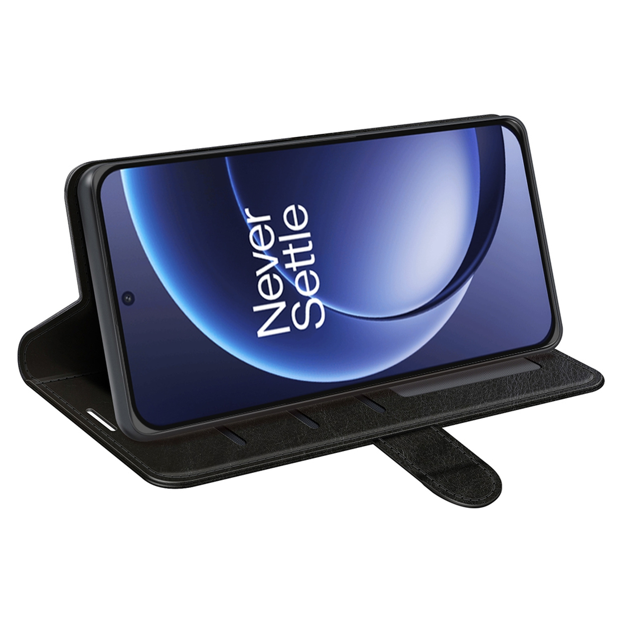 Een smartphone in een zwarte hoes wordt getoond. Het scherm toont een blauw ontwerp met de woorden 'Never Settle'. De hoes is open.