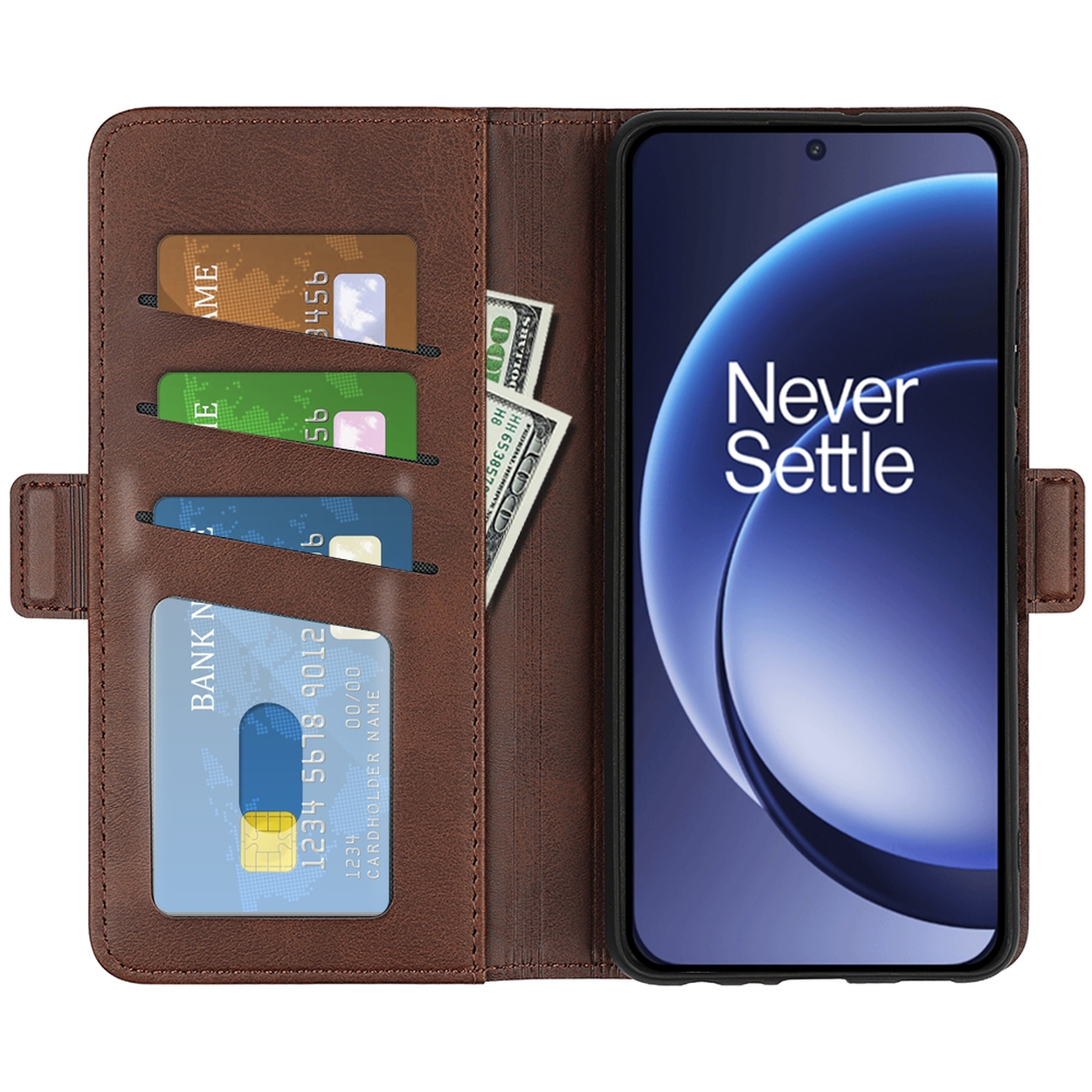 Een bruin leren portemonnee bevat kaarten en een telefoon met 'Never Settle' op het scherm. Er zitten wat Amerikaanse dollarbiljetten in de portemonnee.