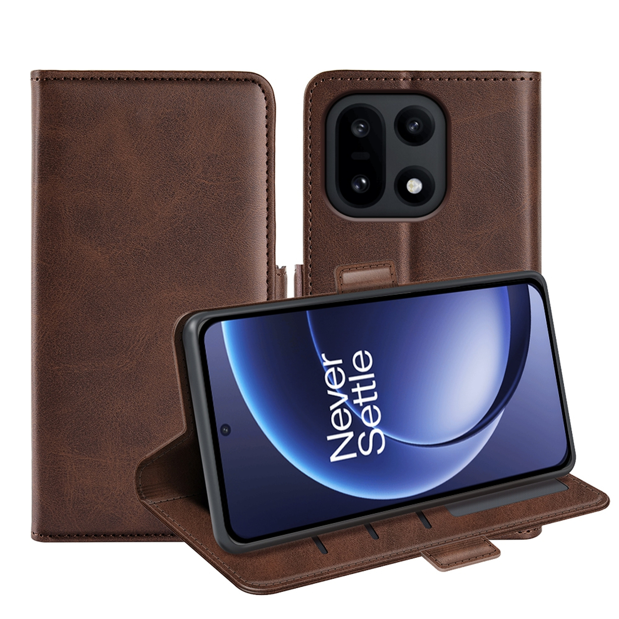 Bruine lederen telefoonhoesje. Telefoon toont 'Never Settle'. Hoesje heeft vakken en een knoopsluiting.