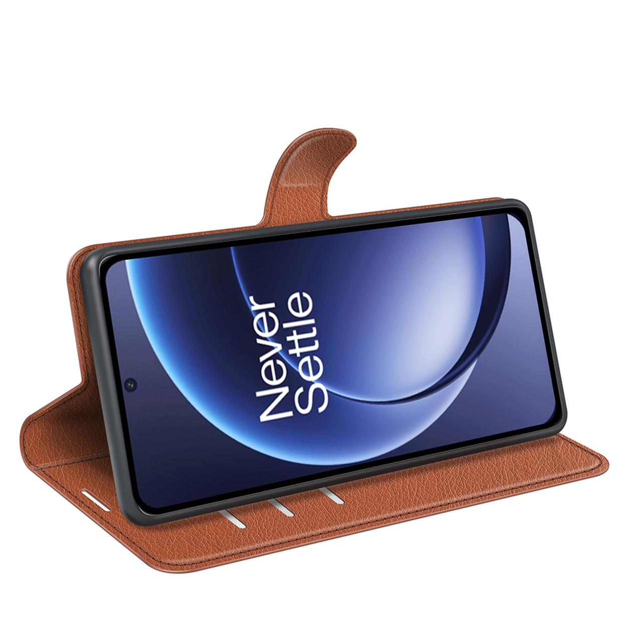 Een bruine leren telefoonhoes met een telefoon met 'Never Settle'. De hoes is open en toont de telefoon en sleuven.
