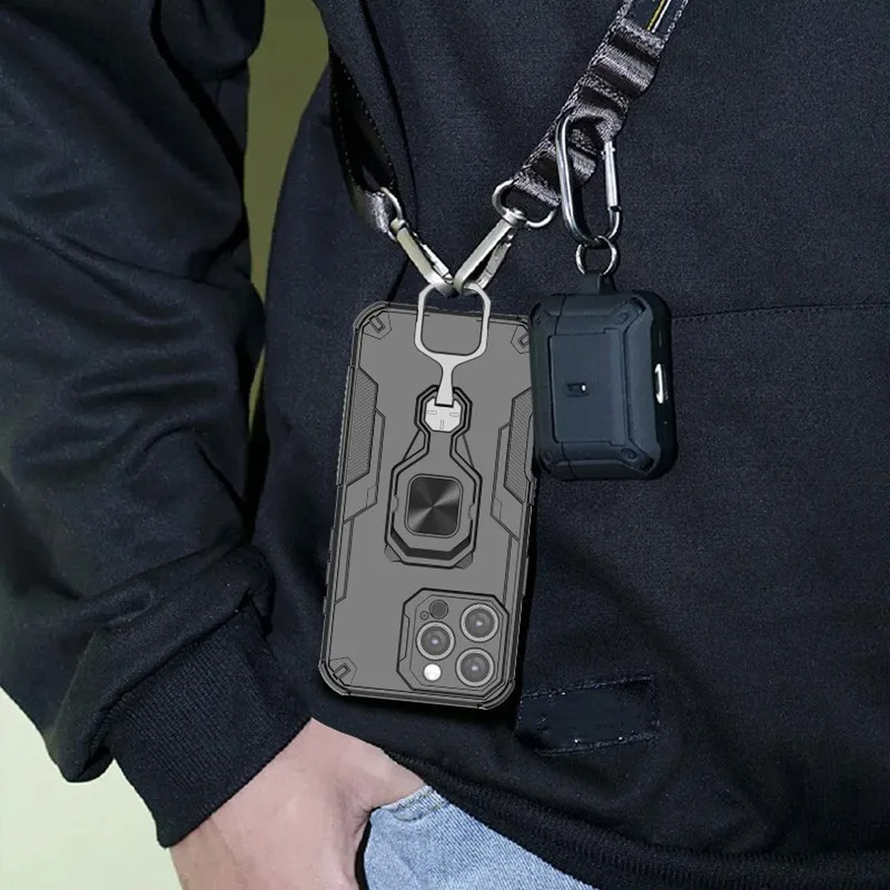 Een persoon met een zwarte hoodie draagt een telefoonhoesje en een oortelefoonhoesje. Beide zijn aan een riem bevestigd.
