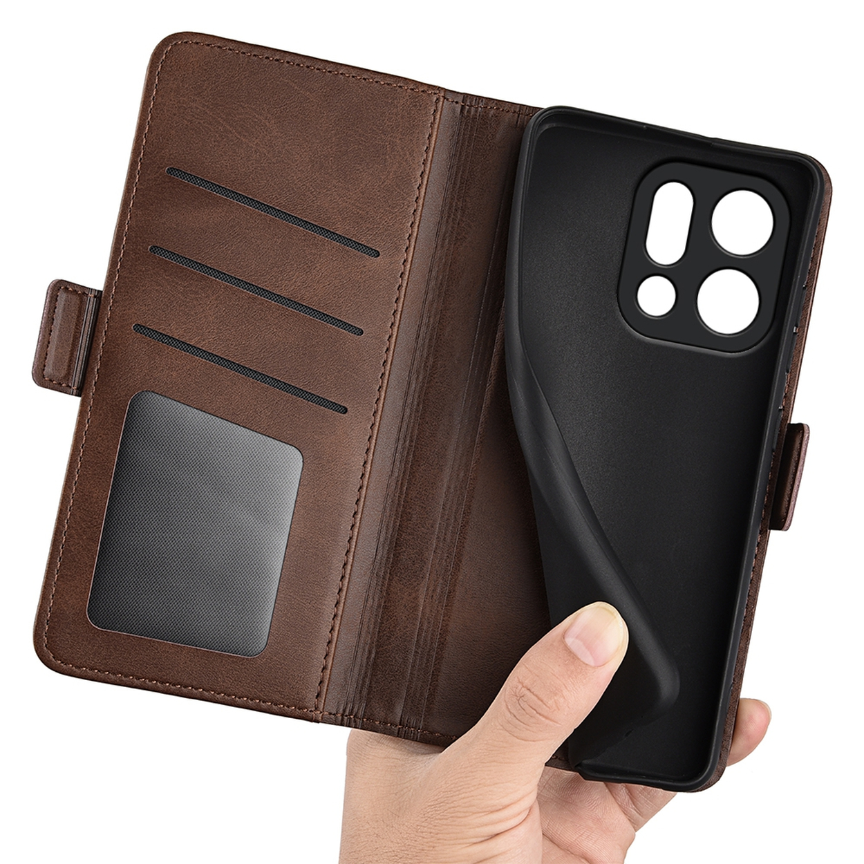 Un étui de téléphone en cuir marron est ouvert, révélant un support de téléphone noir. Une main tient le support. L'étui a des fentes pour cartes.