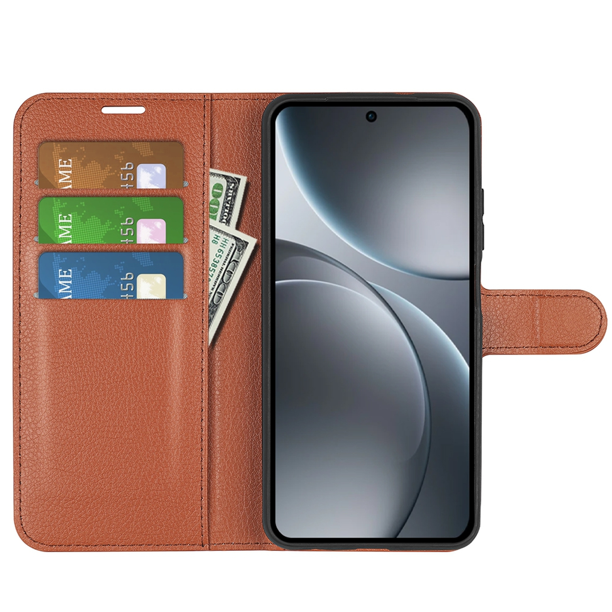 Un étui de téléphone en cuir marron avec un téléphone à l'intérieur. Il y a des cartes de crédit et un billet de 100 dollars.
