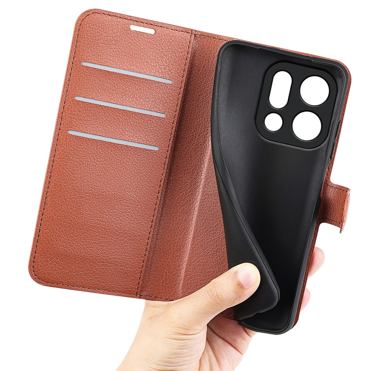 Une main tient une coque de téléphone noire à l'intérieur d'un étui de téléphone en cuir marron. Le portefeuille est ouvert, montrant des fentes.