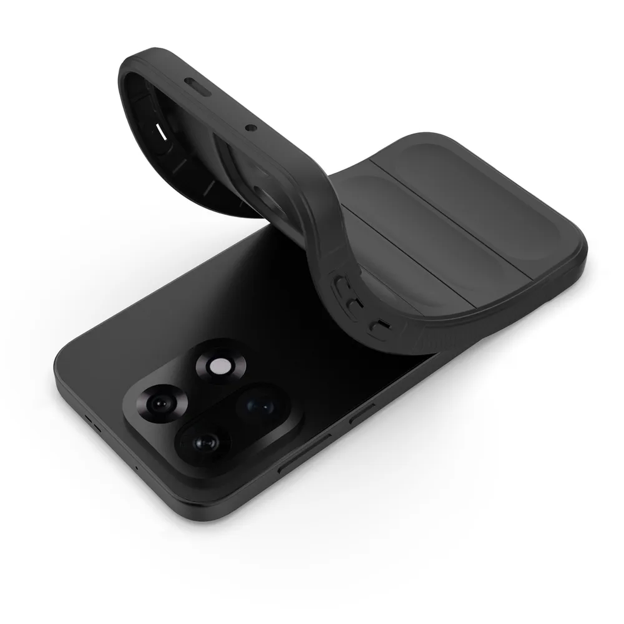 Un téléphone noir avec un étui noir est retiré. Le téléphone a trois objectifs. Fond blanc.